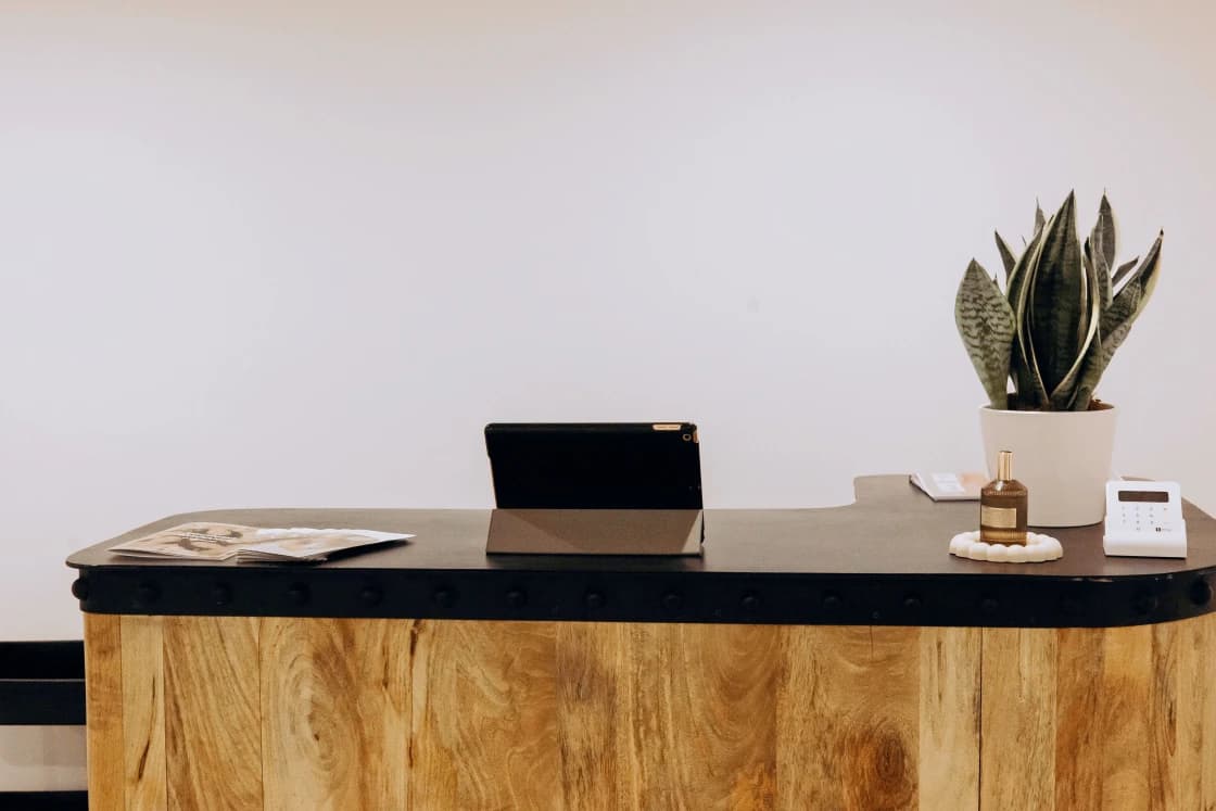 Onglerie haute précision — Prothésiste ongulaire Farah Institut Lymera Jacou